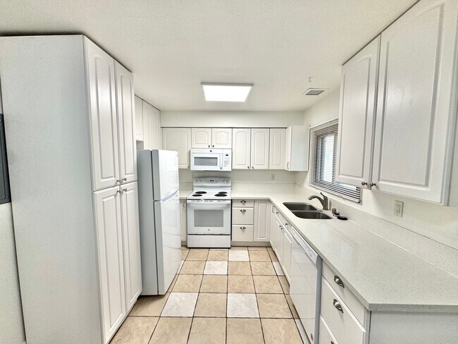 Foto del edificio - Beautiful 2bd/1.5ba Townhome in Pt. Loma Tennis Club! Pool, gym, jacuzzi, parking, views!