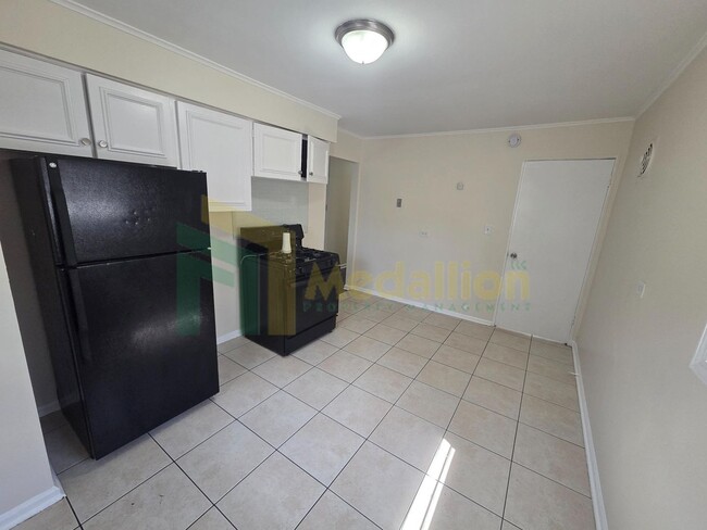 Building Photo - Spacious 3BR/1BA Home with Modern Upgrades