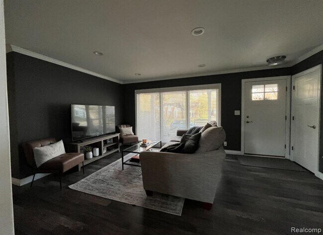 Building Photo - 1341 Catalpa Dr