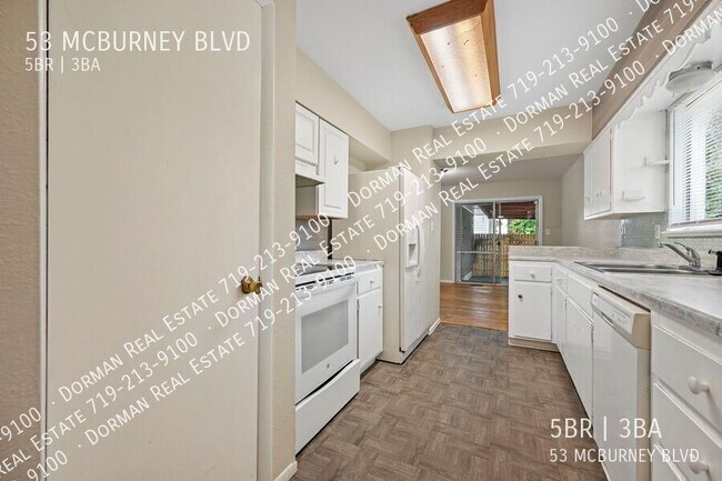 Foto del edificio - 53 McBurney Blvd