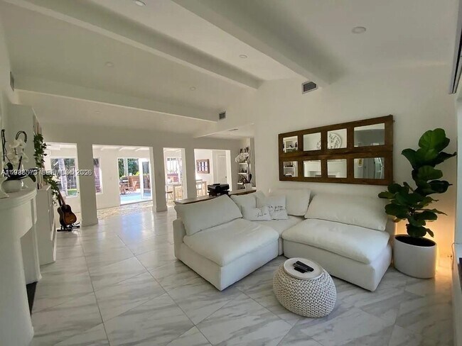 Foto del edificio - 256 NE 85th St