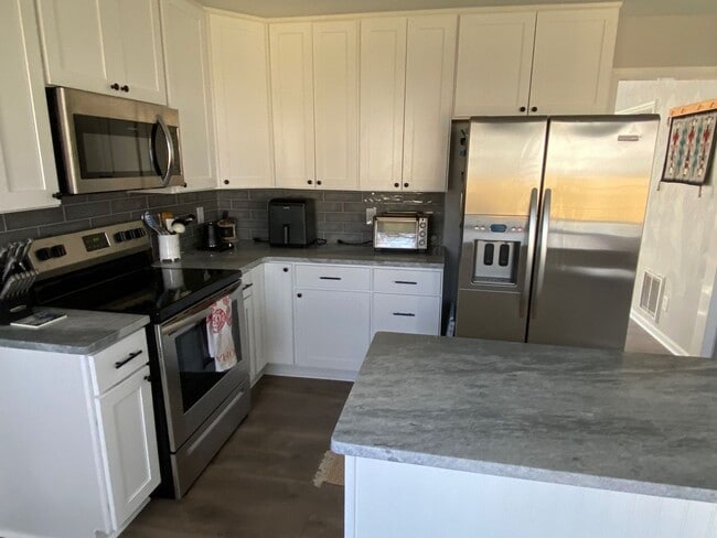 Building Photo - Beautifully 4-Bedroom Home in Desirable Vi...