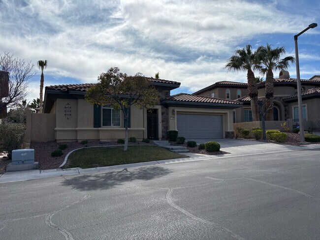 Building Photo - Stunning home with private pool & spa
