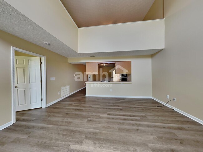 Building Photo - 400 Saul St