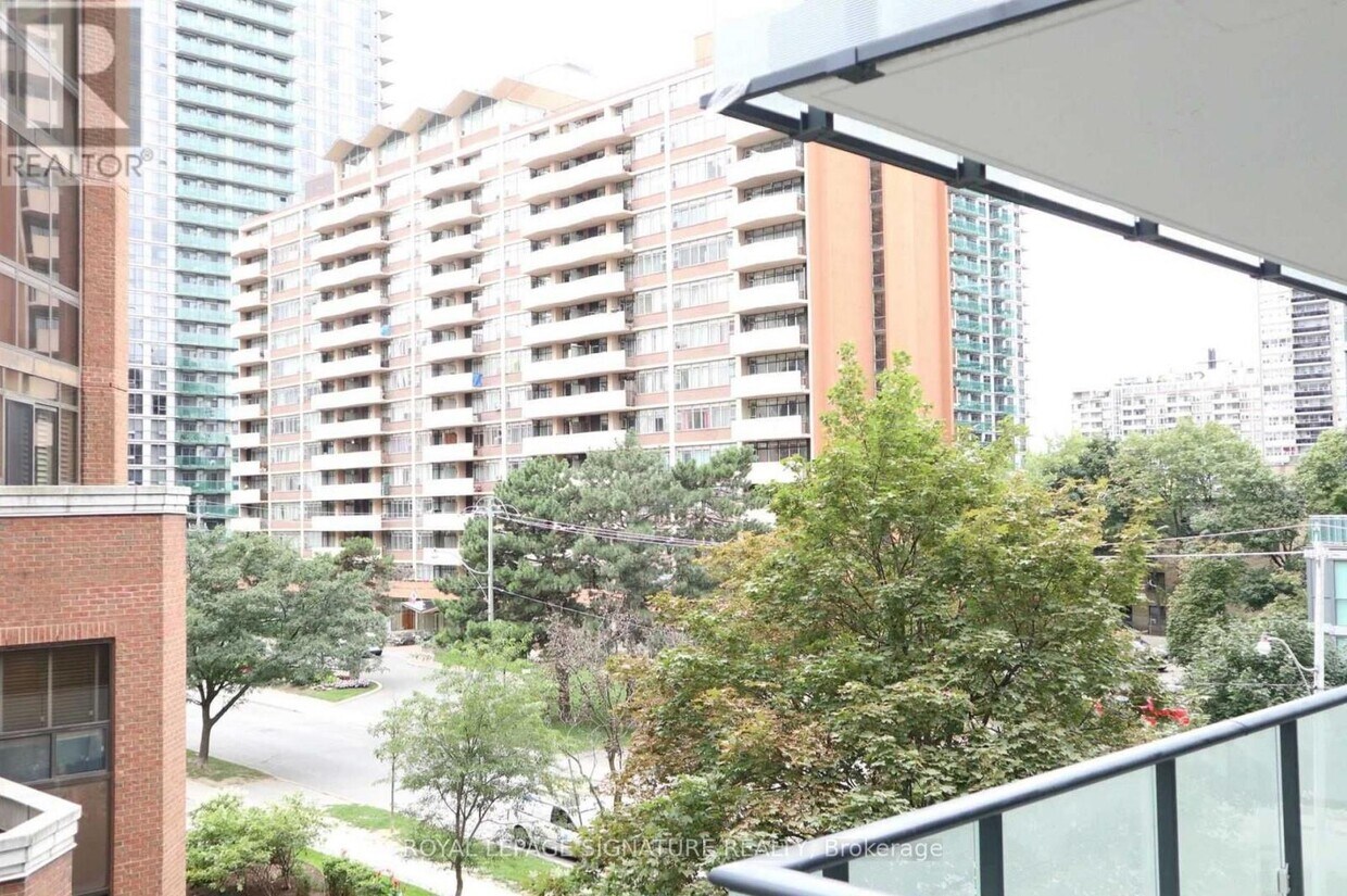 Building Photo - 161 Roehampton Ave