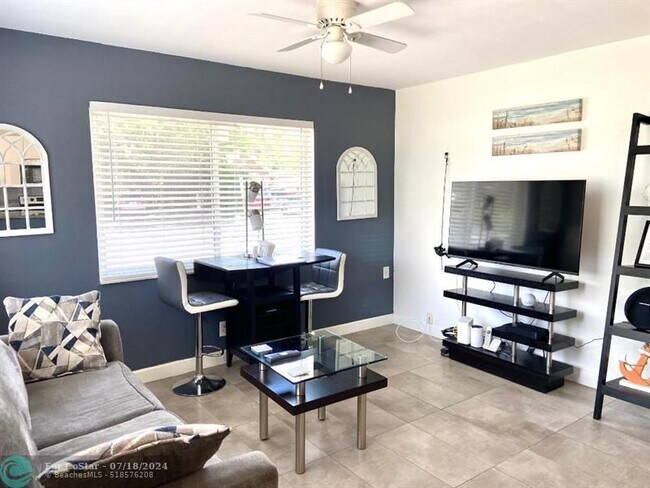 Foto del edificio - 1528 NE 32nd St