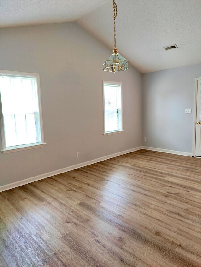 Building Photo - 2025 Ardmore Village Ln