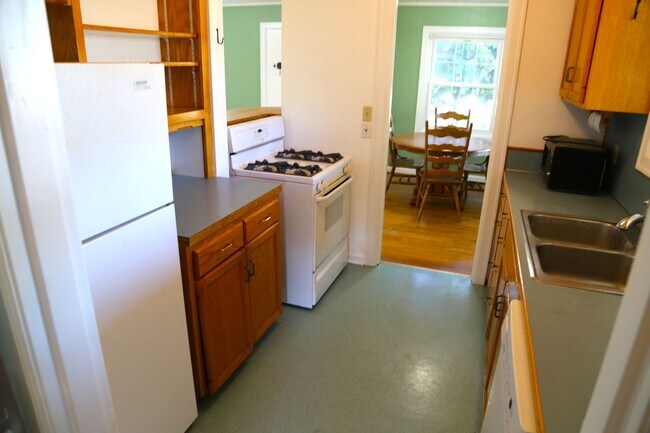 Building Photo - Across the Street from OSU 3 Bed 1 bath