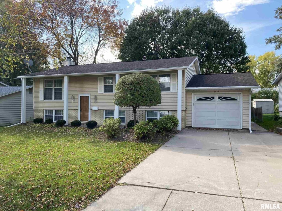 1816 Fairmeadows Dr, Bettendorf, IA 52722 House for Rent in Bettendorf, IA