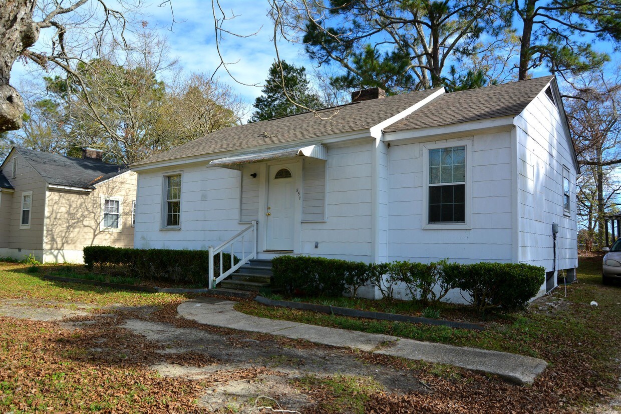 Primary Photo - 857 E Victory Dr