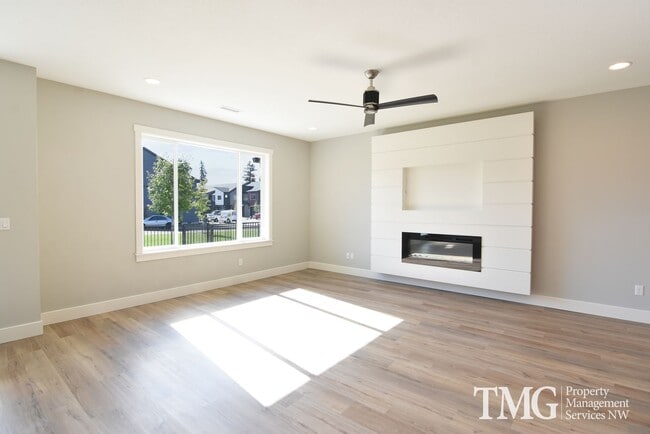 Building Photo - AmazingTownhome with Stunning Finishes! 1900+ Sq Ft, Fenced Yard!