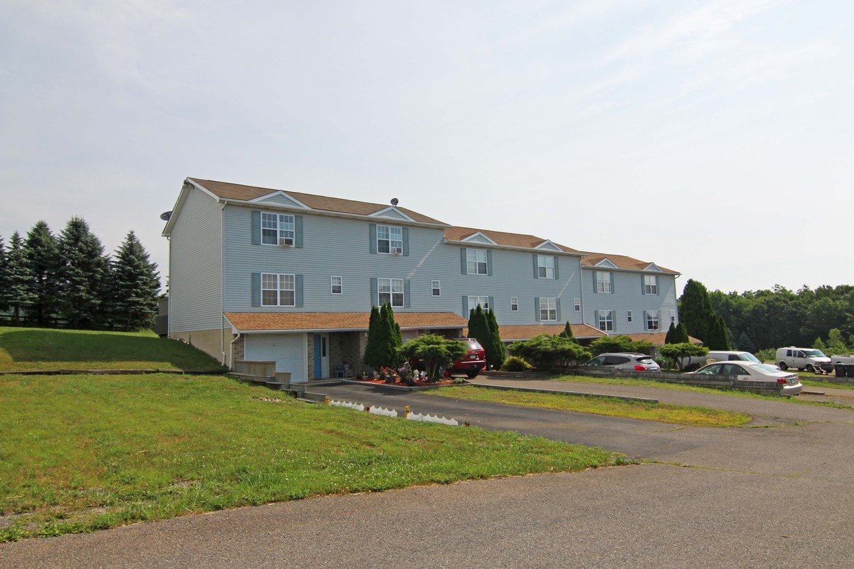 4 Condo Units Victoria Arms Circle Apartments in Kunkletown, PA
