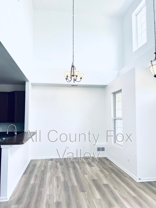Building Photo - 503 Lakeside Ct