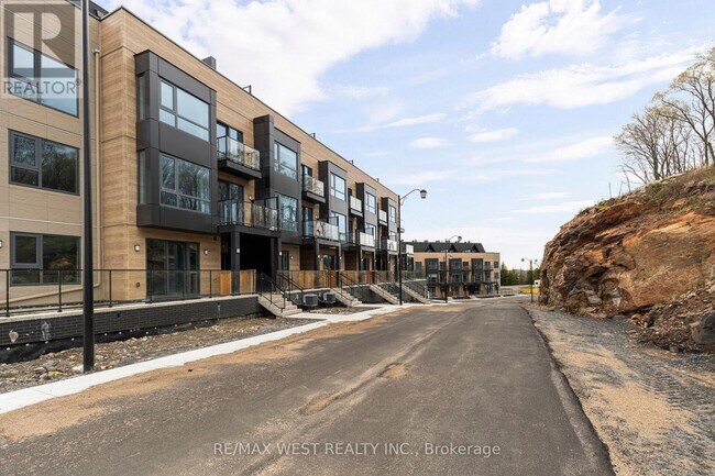 Photo du bâtiment - 119 Town Line Rd W
