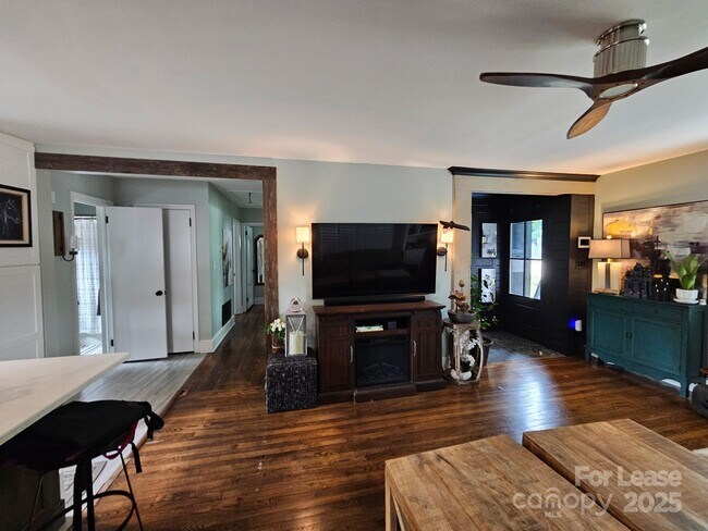 Foto del edificio - 4820 Gilmore Dr