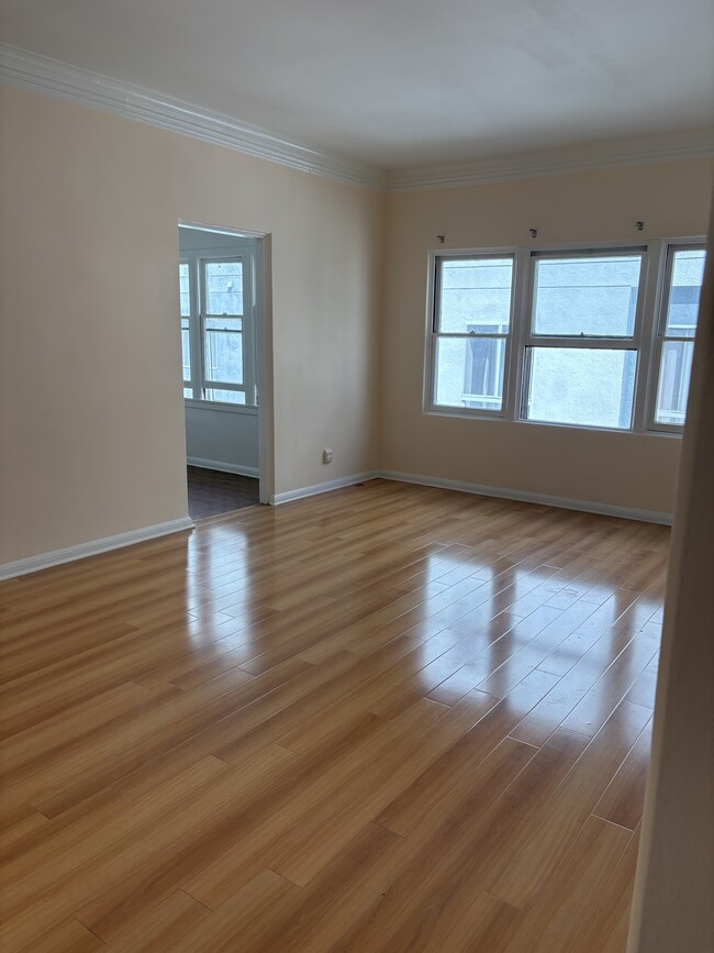 Building Photo - 1327 S Gramercy Pl