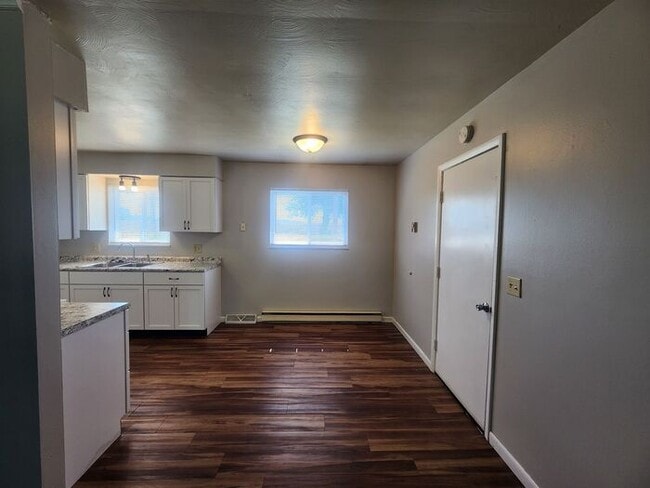 Building Photo - 2 Bedroom Duplex in CeMar Estates