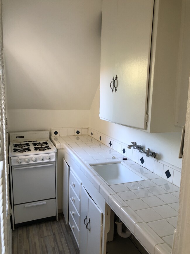 tile counters, stove - 6323 Comstock Ave