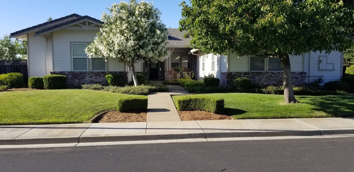 Primary Photo - Beautiful spacious 4 Bedroom, 3 Bath home ...