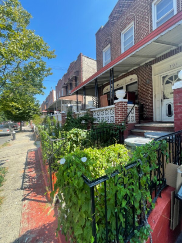Primary Photo - 701 Bradford St