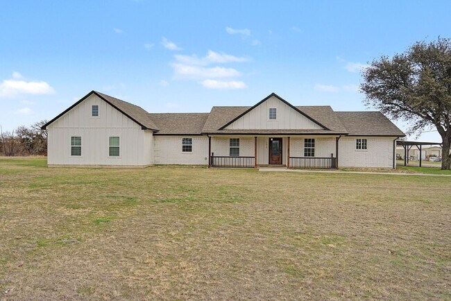 Foto del edificio - “4-Bedroom, 3-Bath Farmhouse Charm Meets Modern Luxury on a Serene 5-Acre Lot!”
