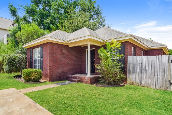 Building Photo - Charming 3 Bedroom Home