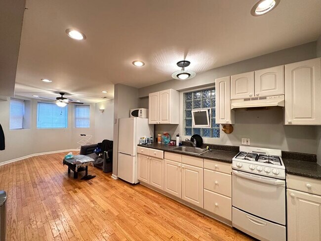 Foto del edificio - 1326 N Claremont Ave
