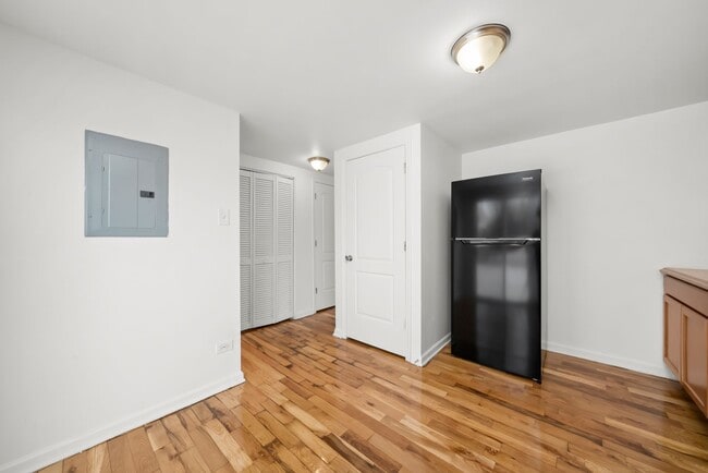 Building Photo - The Lakes Apartments
