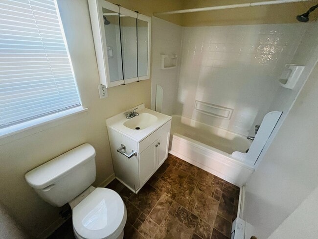 Building Photo - 1 Bedroom, 1 Bath Apartment