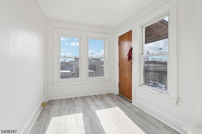 Foto del edificio - 66 N Washington Ave