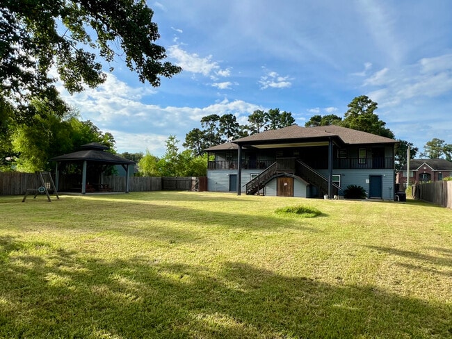 Building Photo - 19990 Ravenwood Dr