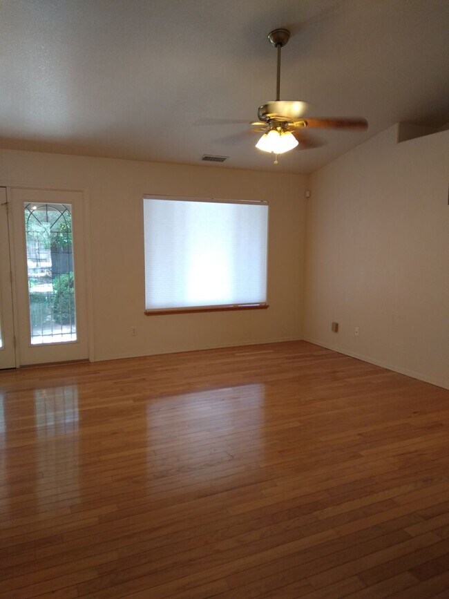 Building Photo - Beautiful 3 Bed / 2 Bath Home for Lease