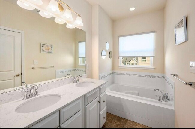 Building Photo - 608 N Atwater Dr