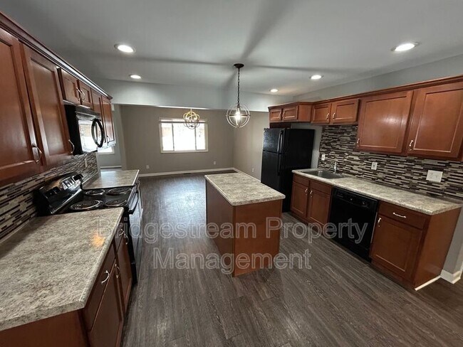 Foto del edificio - 5713 Daphne Ln