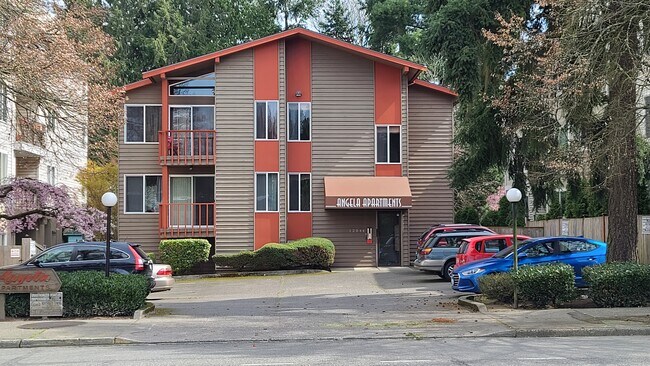 Angela Front DoublePane Windows - 12044 15th Ave NE