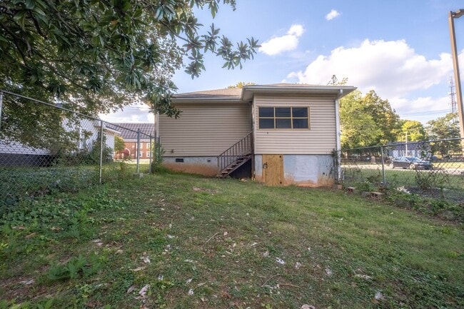 Building Photo - Cute home in Burlington with a fenced in b...