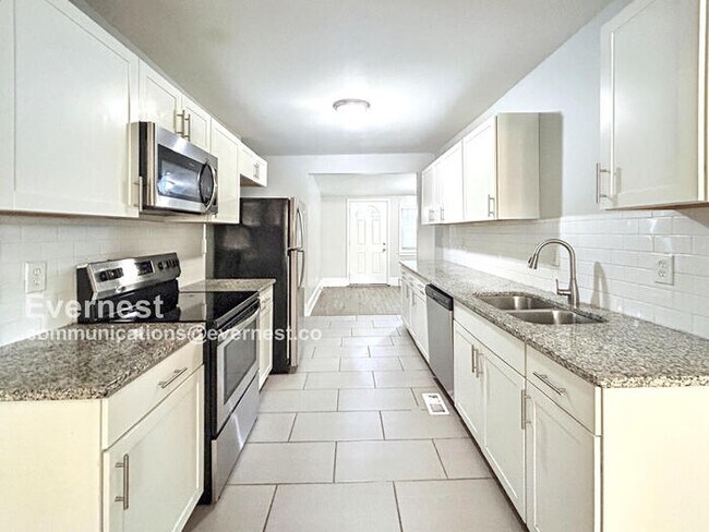 Foto del edificio - 3 Bed, 2 Bath Home with Off-Street Parking / Pet-Friendly / Coming Soon!