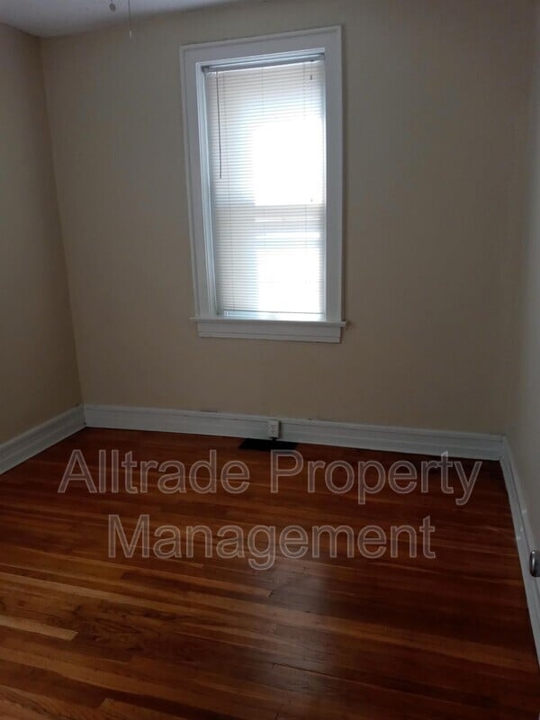 Building Photo - 409 W Gaulbert Ave