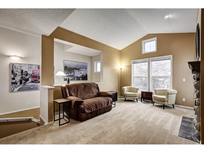 Photo du bâtiment - 39 Hidden Creek Cres NW