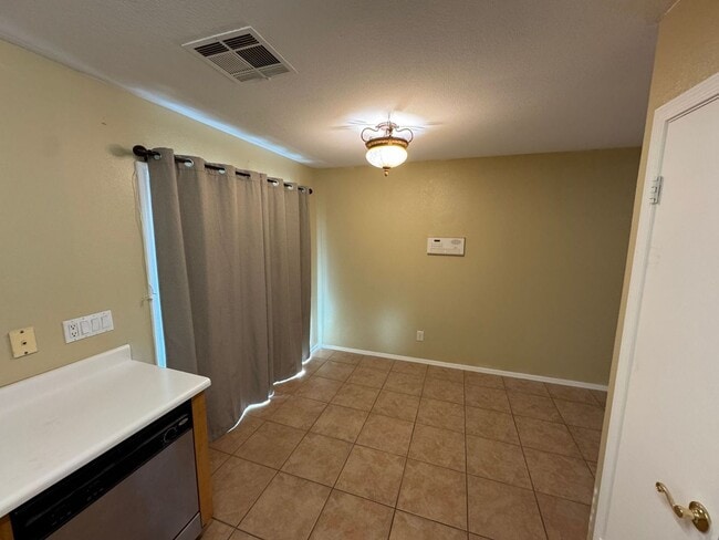 Foto del edificio - 9949 E Diamond Ave