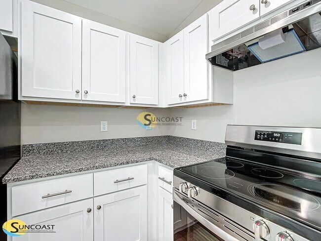 Building Photo - 14 Pine Trce