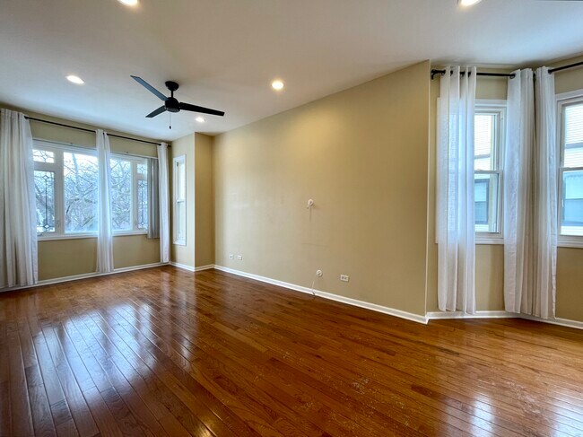 Foto del edificio - 2028 N Hamlin Ave