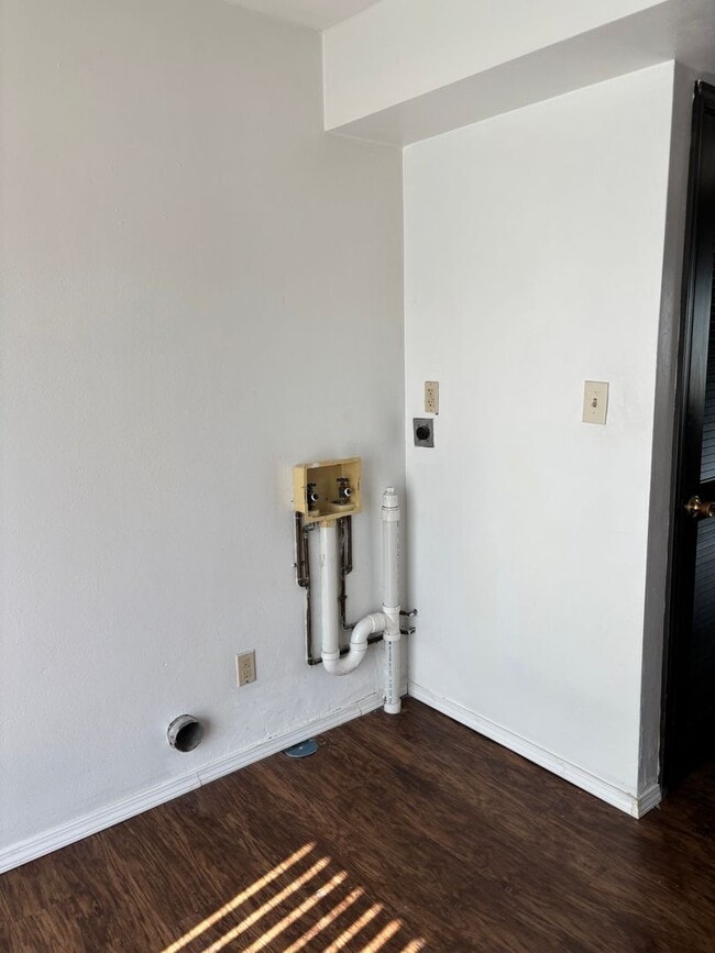 Building Photo - Creston Arms Ct.