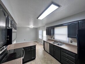 Building Photo - 213 Elas Ct
