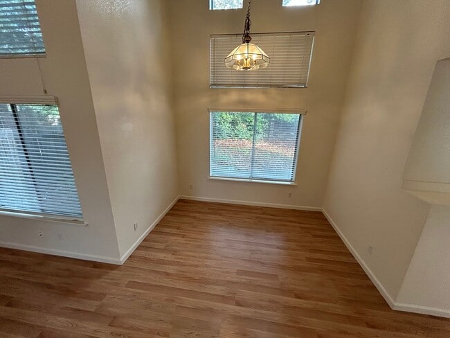 Foto del edificio - Avail Now - Elk Grove