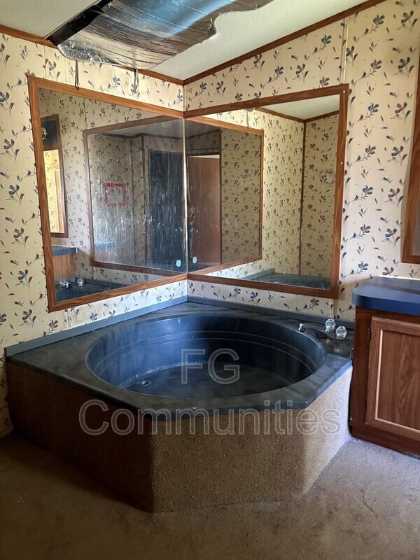 Foto del edificio - 4557 Wallburg Rd
