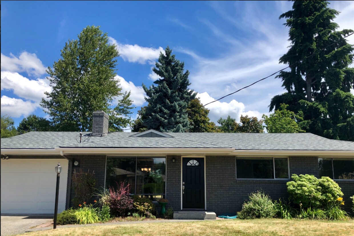 Foto principal - Remodeled 3 Bedroom Rambler Situated on a ...