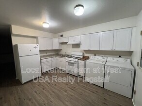 Building Photo - 2219 E Dortha Ave