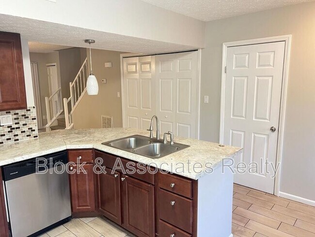 Foto del edificio - 8145 McGuire Dr