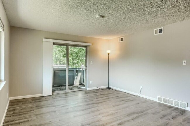 Building Photo - 280 E Highline Cir